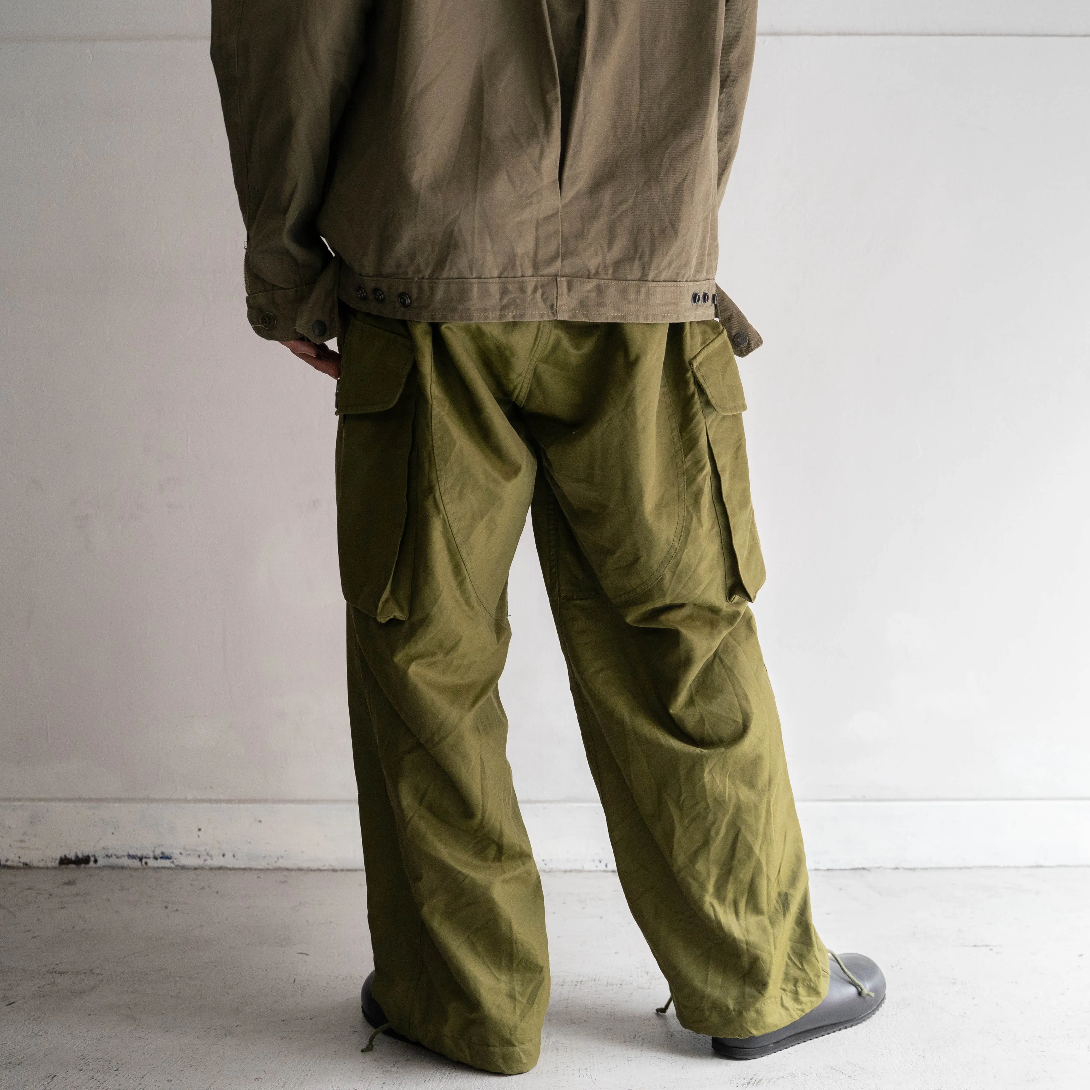 1980s Canadian military windproof over cargo pants